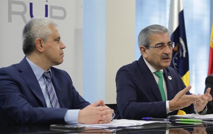 El viceconsejero de Hacienda, Fermín Delgado, y el consejero de Hacienda del Gobierno de Canarias, Román Rodríguez