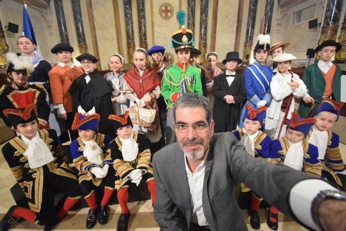 El alcalde de San Sebastián, Eneko Goia, y protagonistas de la Tamborrada Infantil