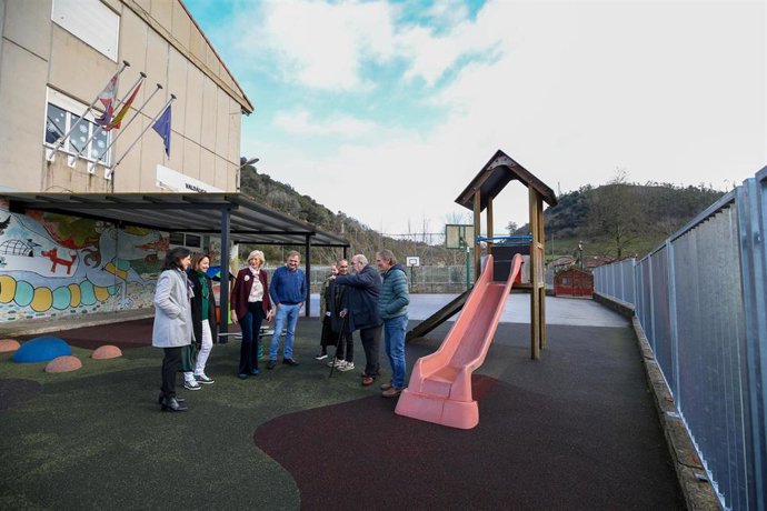 La consejera de Educación y Formación Profesional, Marina Lombó, en su visita al CEIP Valdáliga