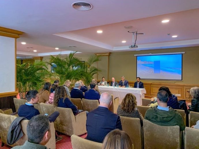 El alcalde de Benalmádena y concejal de Turismo, Victor Navas, ha presidido este encuentro previo a la presencia de la localidad en Fitur.