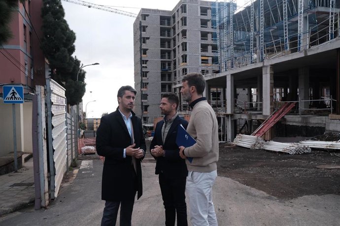 El alcalde de La Laguna, Luis Yeray Gutiérrez, y el consejero de Transición Ecológica del Cabildo de Tenerife, Javier Rodríguez, en una visita a Las Chumberas para ver las obras de canalización de aguas