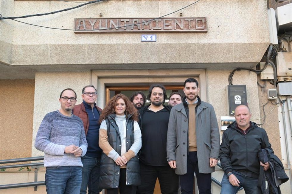 En el centro, el director de cine Sam Molina, junto al alcalde de Dúrcal, Julio Prieto, el periodista Antonio Mansilla, y miembros del equipo de gobierno local y de la productora