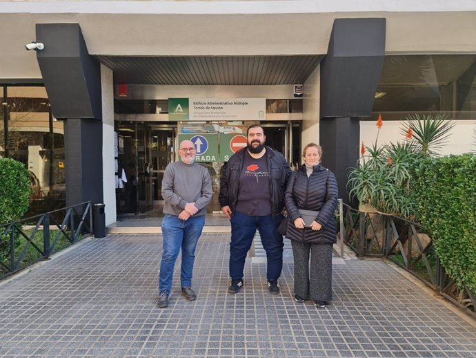 Óscar Reina (centro), junto a otros responsables del SAT, ante la sede de la Delegación de Agricultura de la Junta en Córdoba.