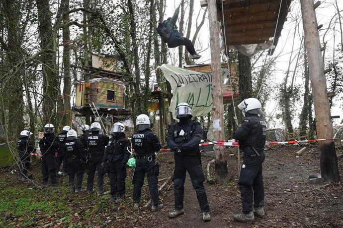 Policía de Alemania en el campamento de activistas en Erkelenz