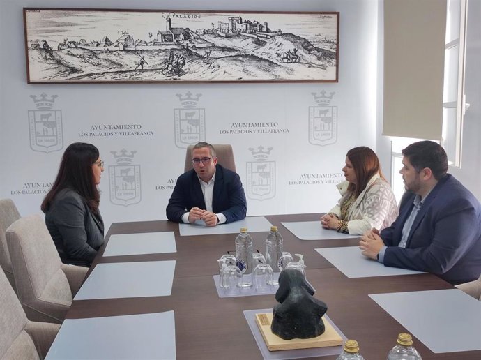 La cónsul general de Cuba en Andalucía, Irelia López, con el alcalde de Los Palacios