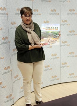 Francisca Carmona muestra una imagen promocional de la campaña que llevará a Fitur la Mancomunidad de Municipios Campiña Sur Cordobesa.