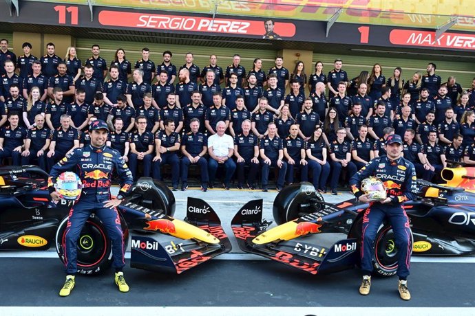 Archivo - Red Bull Racing Honda, Verstappen y Pérez