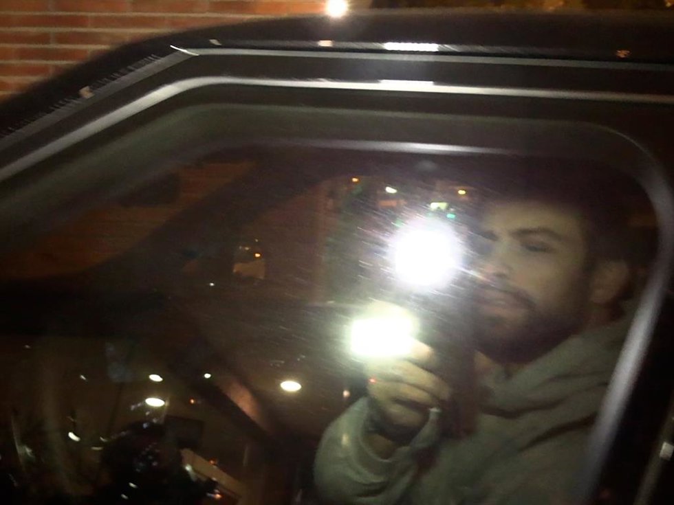 GERARD PIQUÉ REAPARECE Y LLEGA A SU DOMICILIO TRAS EL ESCÁNDALO QUE HA PROVOCADO SU EXPAREJA, SHAKIRA, CON SU ÚLTIMO TEMA MUSICAL