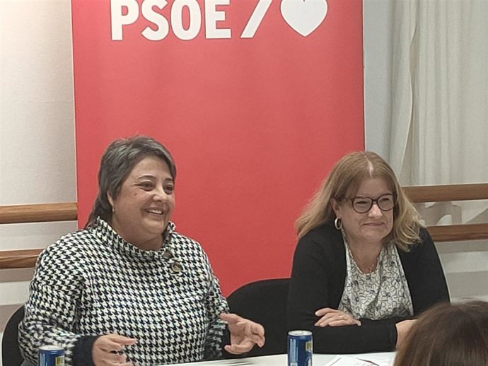 La alcaldesa de Sant Lluís, Carol Marqués, y la regidora y candidata a la alcaldía para las elecciones de mayo, Sílvia Pérez.