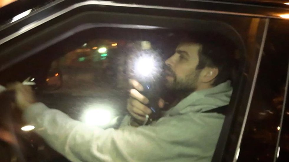 Gerard Piqué reaparece tras el huracán Shakira al volante y con el móvil