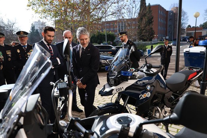 El ministro del Interior, Fernando Grande-Marlaska, posa junto a las motos de la Policía Nacional con el nuevo logo del bicentenario, a su llegada al acto conmemorativo por el 199 aniversario de la Policía Nacional, en el Complejo Policial de Canillas