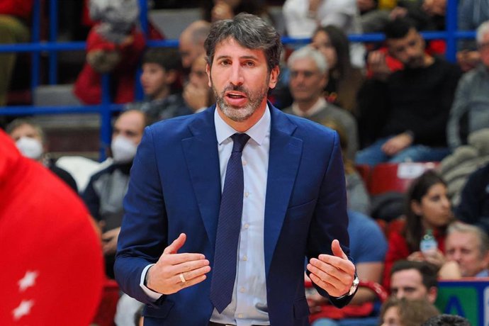 Alex Mumbru, entrenador del Valencia Basket, durante un partido