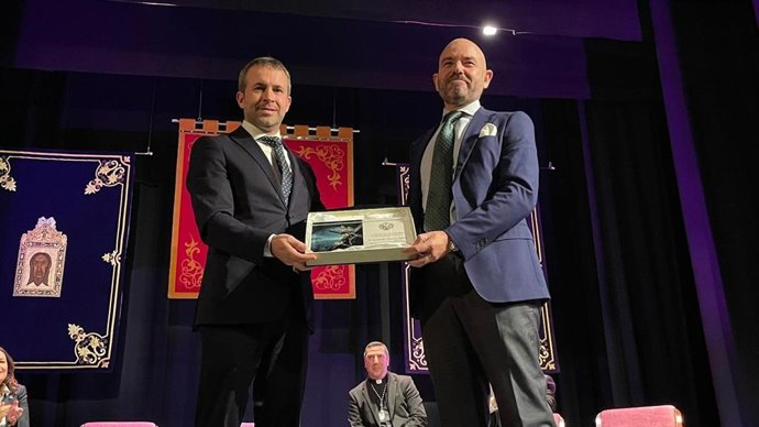 Millán destaca en la presentación cartel de Fernando Valero "su poder anunciador" de la Semana Santa