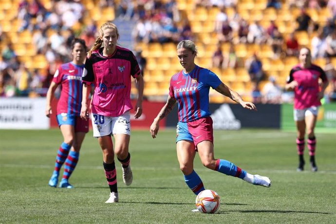 Archivo - Mapi León golpea un balón durante el FC Barcelona-Sporting de Huelva de la final de la Copa de la Reina 2022