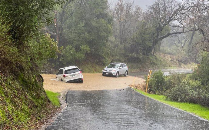 09 January 2023, US, Santa Barbara: Cars are sunk into the mud after flash floods in Santa Barbara. Photo: Amy Katz/ZUMA Press Wire/dpa