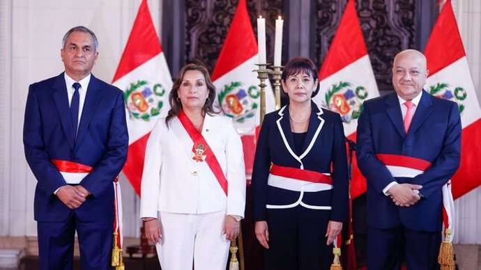 La presidenta de Perú, Dina Boluarte, toma juramento de los ministros del Interior, Vicente Romero Fernández; de Trabajo, Luis Alfonso Adrianzén Ojeda; y de la Mujer, Nancy Tolentino Gamarra