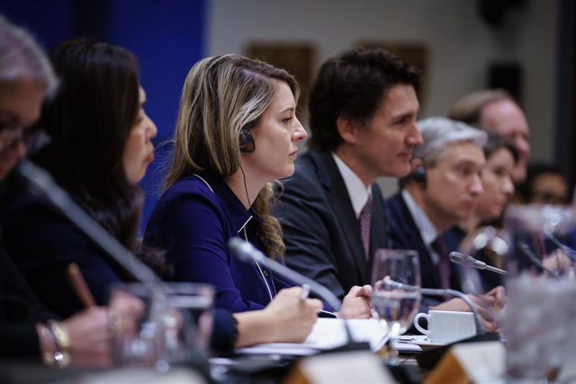 La ministra de Exteriores de Canadá, Melanie Joly, junto al presidente del país, Justin Trudeau