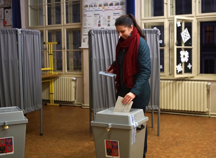 Una mujer deposita su voto durante las elecciones presidenciales en un colegio electoral de Praga (República Checa).