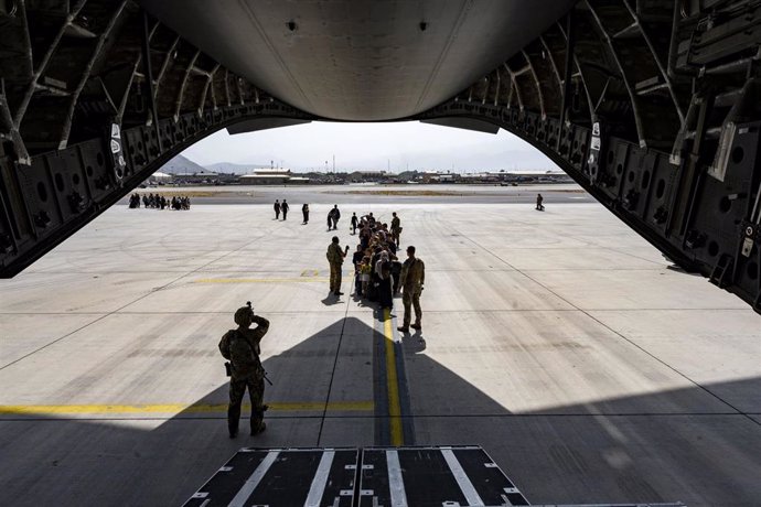 Archivo - Miembros de las Fuerzas Aéreas estadounidenses se preparan para cargar civiles en un avión C-17 Globemaster III durante el proceso de evacuación en el aeropuerto internacional Hamid Karzai, Kabul, Afganistán