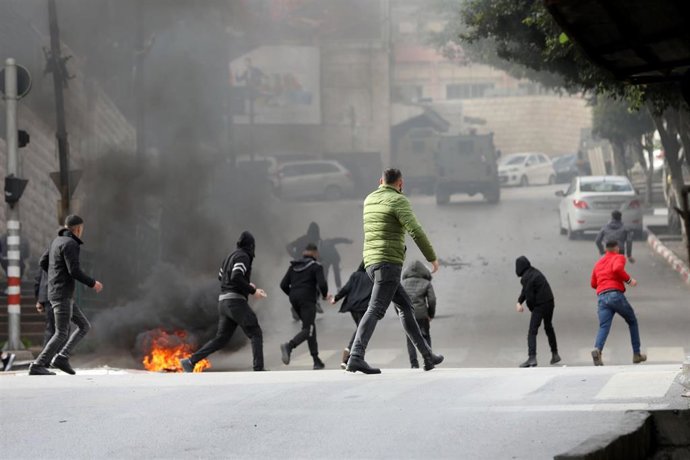 Enfrentamientos entre manifestantes palestinos y las fuerzas de seguridad israelíes durante una redada en la ciudad cisjordana de Nablús