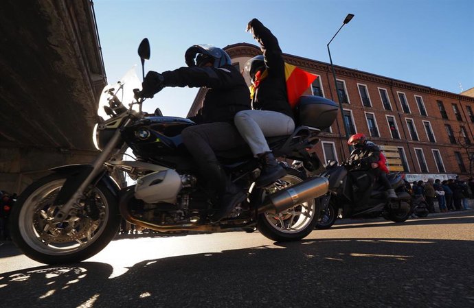 Archivo - Una pareja en moto en el desfile de banderas de la concentración motera 'Pingüinos 2022', a 15 de enero de 2022, en Valladolid, Castilla y León (España). Este año se celebra la 40 edición de la concentración motera Pingüinos después de que el 