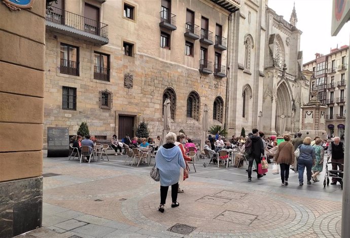 Varias personas de compras por el Casco Viejo de Bilbao