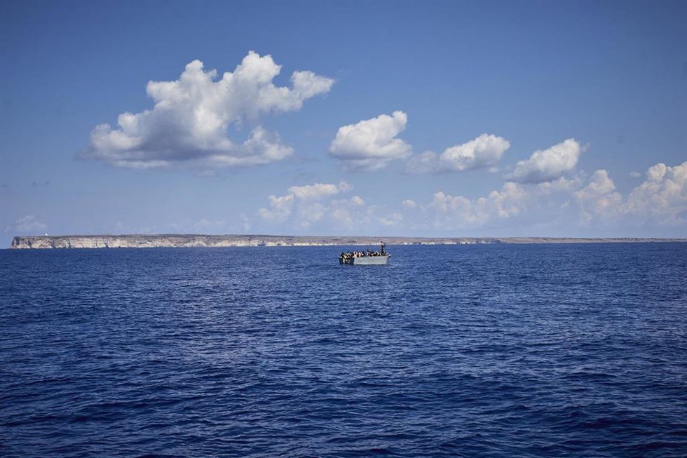 Archivo - Una patera en el mar Mediterráneo,  foto de recurso