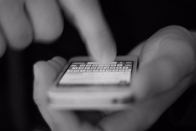 Un usuario escribiendo en el teclado de su móvil.