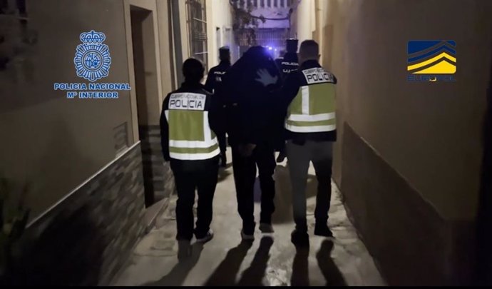 Momento de la detención de los dos presuntos yihadistas de El Ejido (Almería) con planes de viajar al Sahel para unirse a DAESH