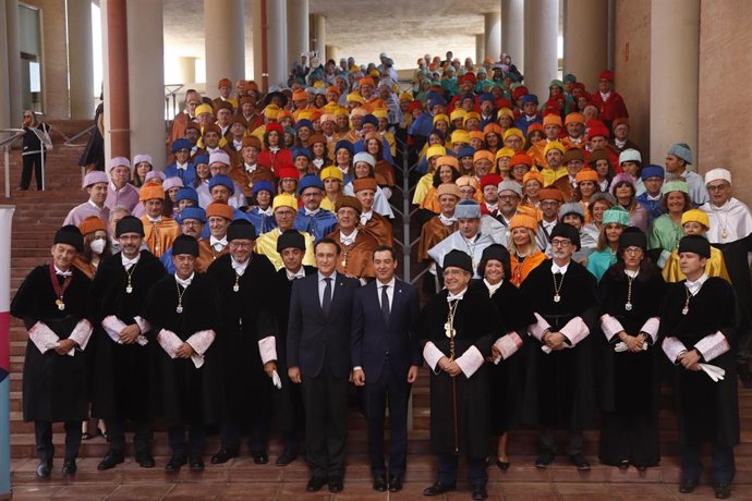 Archivo - El presidente de la Junta, Juanma Moreno, (c) en la foto de familia con los rectores andaluces, los decanos de Málaga y el consejero de Universidad, José Carlos Gómez Villamandos, (6i) durante el acto de apertura del curso académico 2022-2023.