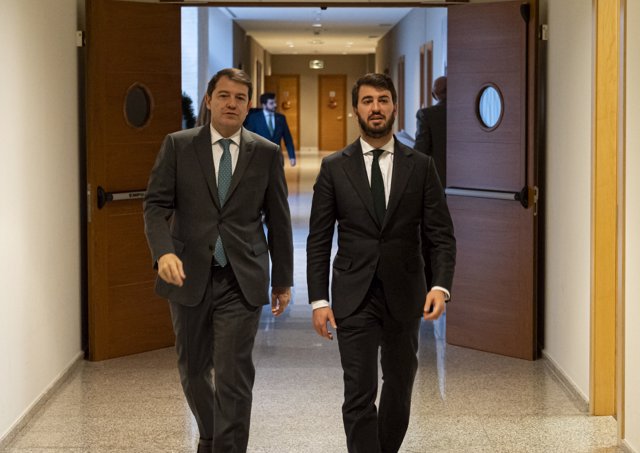 El vicepresidente de la Junta, Juan García-Gallardo (d), y el presidente de la Junta de Castilla y León, Alfonso Fernández Mañueco (i), a 23 de diciembre de 2022, en Valladolid, Castilla y León, (España). 