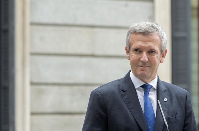 Archivo - El presidente de la Xunta de Galicia, Alfonso Rueda, ofrece declaraciones a los medios durante el acto institucional por el Día de la Constitución en el Congreso de los Diputados, a 6 de diciembre de 2022, en Madrid (España).