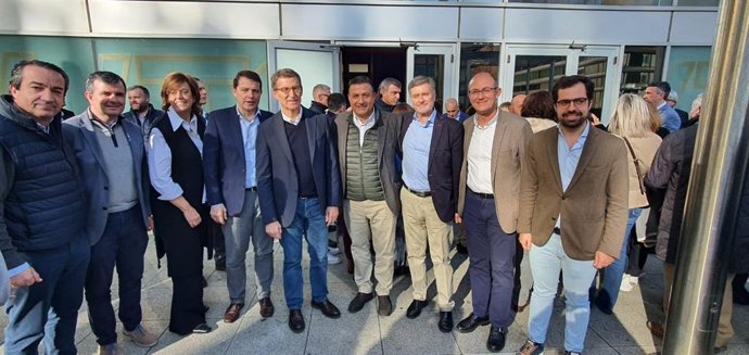 Feijóo posa junto a Mañueco y el resto de la delegación del PP de Castilla y León.