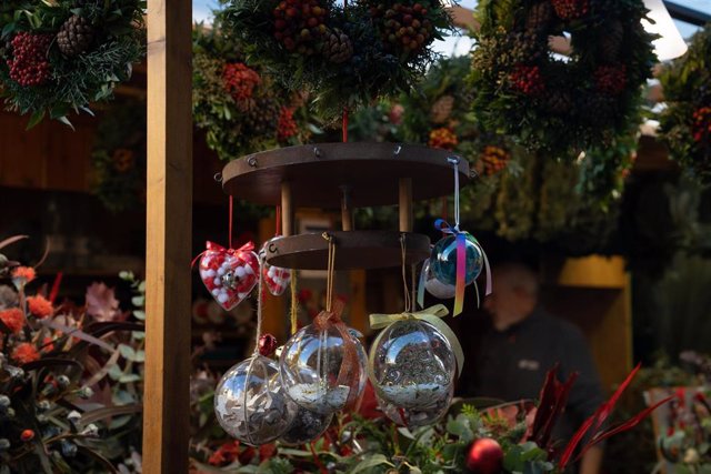 Archivo - Bolas para el árbol en el mercado navideño de la Fira de Santa Llúcia en Barcelona