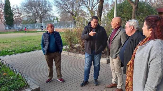 Hurtado (centro), con los vecinos de San José Obrero, junto al campo de fútbol de la barriada.