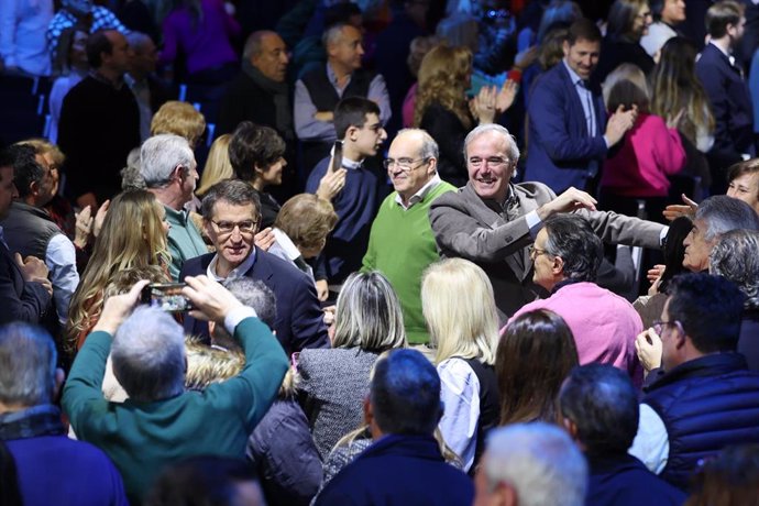O presidente do PP, Alberto Núñez Feijóo (i) chega xunto ao alcalde de Zaragoza, Jorge Azcón (d), ao acto de presentación de candidatos autonómicos do Partido Popular ás eleccións autonómicas do 28M.