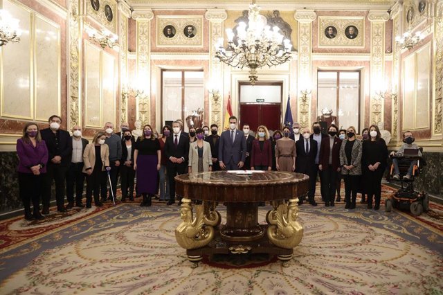 Archivo - Foto de familia del acto de firma del acuerdo para la renovación del Dictamen del Pacto de Estado contra la Violencia de Género