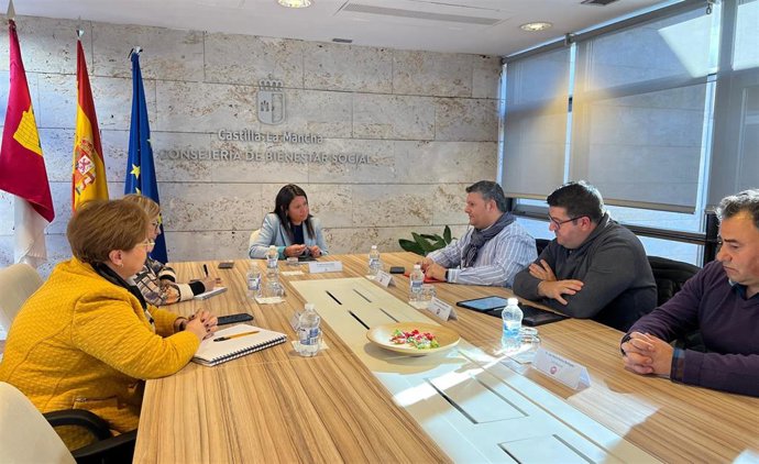 Reunión entre el secretario general de UGT C-LM, Luis Manuel Monforte, y la consejera de Bienestar Social, Bárbara García Torijano