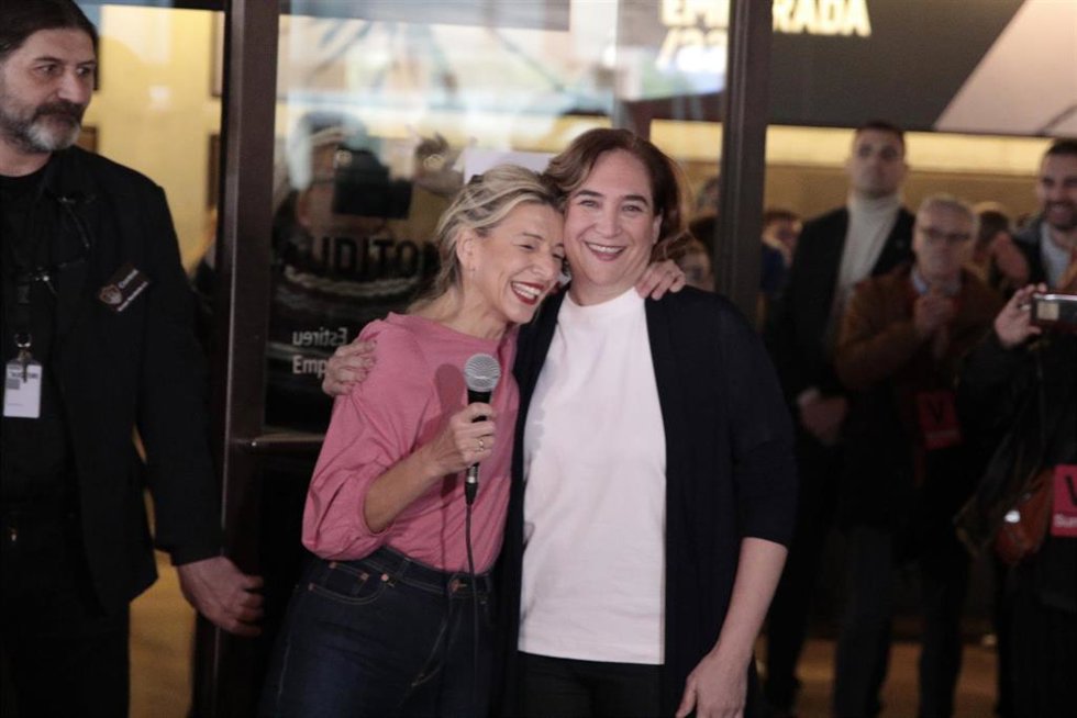 La vicepresidenta segunda del Gobierno, Yolanda Díaz, y la alcaldesa de Barcelona, Ada Colau, en el 'acto de escucha' de Sumar en L'Auditori de Barcelona