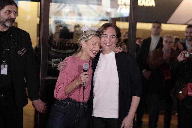La vicepresidenta segona del Govern central, Yolanda Díaz, i l'alcaldessa de Barcelona, Ada Colau, en l''acte d'escolta' de Sumar a l'Auditori de Barcelona