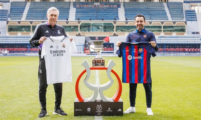 Carlo Ancelotti y Xavi Hernández posan juntos con la Supercopa de España antes de la final entre Real Madrid y FC Barcelona