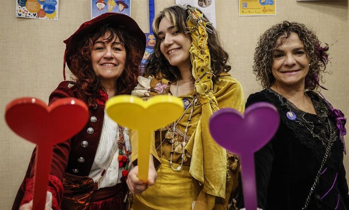Las tres Magas posan durante la presentación de la séptima edición de les Magues de Gener 2023