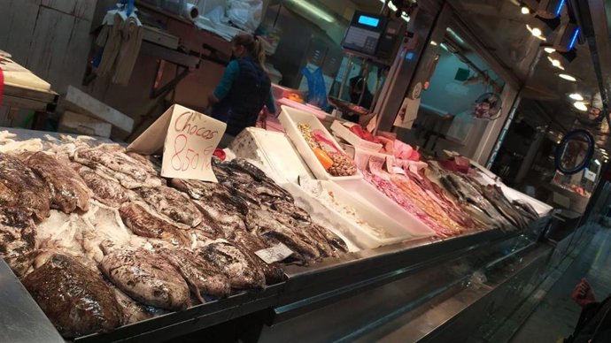 Archivo - Imagen de un puesto del Mercado del Carmen.