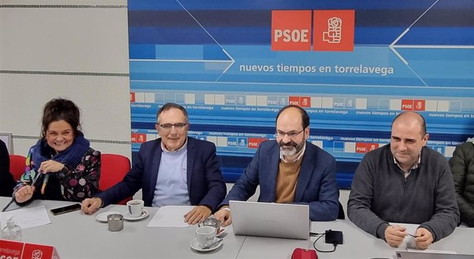 El candidato del  PSOE a la Alcaldía de Torrelavega, José Luis Urraca, y miembros de la Ejecutiva municipal del partido