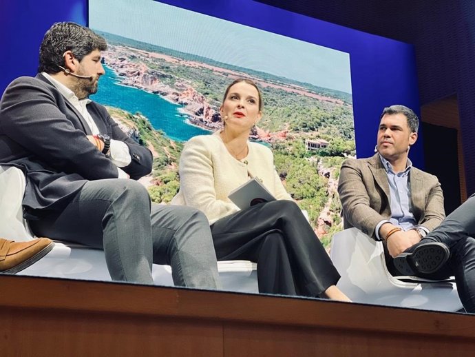 La presidenta del PP balear, Marga Prohens, interviene en una de las mesas de presidentes regionales, en el acto de presentación de candidatos de Zaragoza.