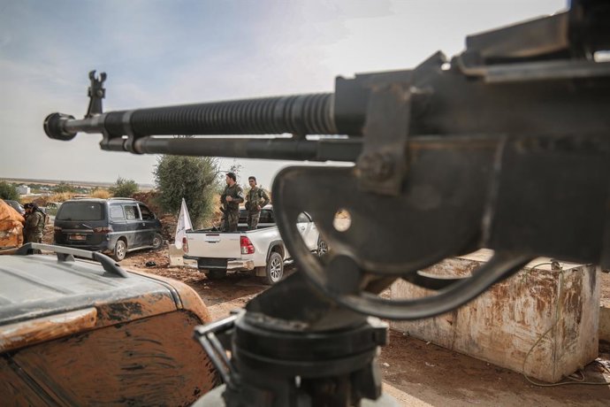 Archivo - 11 October 2019, Syria, Hawar Kilis: Soldiers of the Turkish-backed Syrian National Army gather near the border with Turkey to take part in the Turkish-led assault on north-eastern Syria. Photo: Anas Alkharboutli/dpa