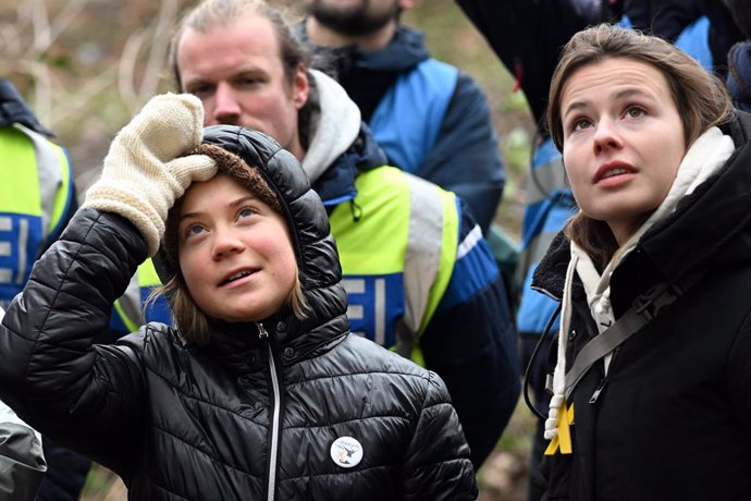 13 January 2023, North Rhine-Westphalia, Erkelenz: Climate activists Luisa Neubauer (R)and Greta Thunberg take part in the environmetnal protests against  the eviction of the lignite village of Luetzerath. RWE wants to excavate the coal under Luetzerat