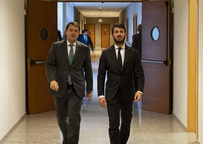 El vicepresidente de la Junta, Juan García-Gallardo (d), y el presidente de la Junta de Castilla y León, Alfonso Fernández Mañueco (i), llegan a la sesión de la votación de las enmiendas del PSOE a la Ley de medidas, en la sede de Las Cortes, a 23 de di