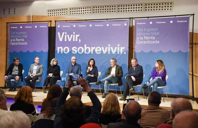 (I-D) Los ponentes Joseba Zalacain; Miguel Laparra; Ana Arriba; el secretario de Economía de Podemos y secretario de Estado de Derechos asociales, Nacho Álvarez; la secretaria general de Podemos y ministra de Derechos Sociales y Agenda 2030, Ione Belarr