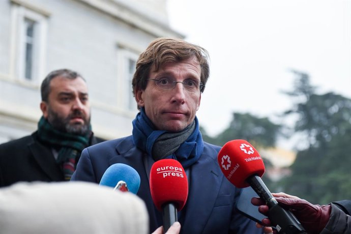 El alcalde de Madrid, José Luis Martínez-Almeida (c), atiende a los medios a su llegada a la Misa Funeral por el Papa emérito Benedicto XVI, en la catedral de La Almudena, a 7 de enero de 2023, en Madrid (España). Benedicto XVI, de nombre secular Joseph